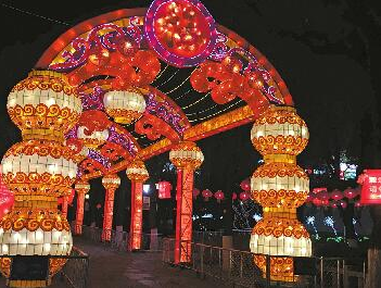 濟南趵突泉迎春花燈會開燈 楓溪水面現“百鳥朝鳳”