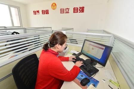 農家大姐在操作網上訂單。