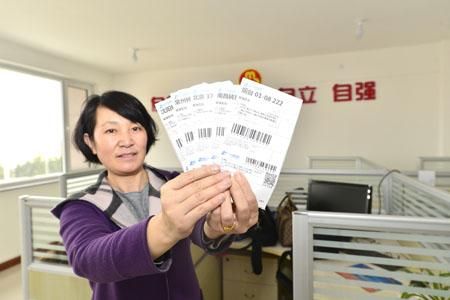 基地負責人錢秀竹展示大量的訂單。