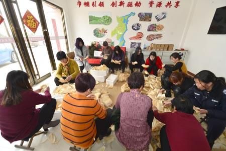 幾名農家大姐圍坐在電商大廳里分揀“棒棒葉“。