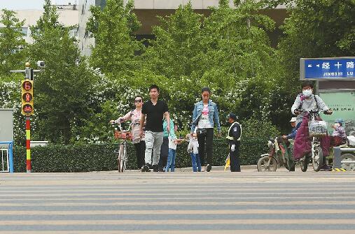 濟南啟用人臉識別抓拍行人闖紅燈 戴帽執勤函告工作單位
